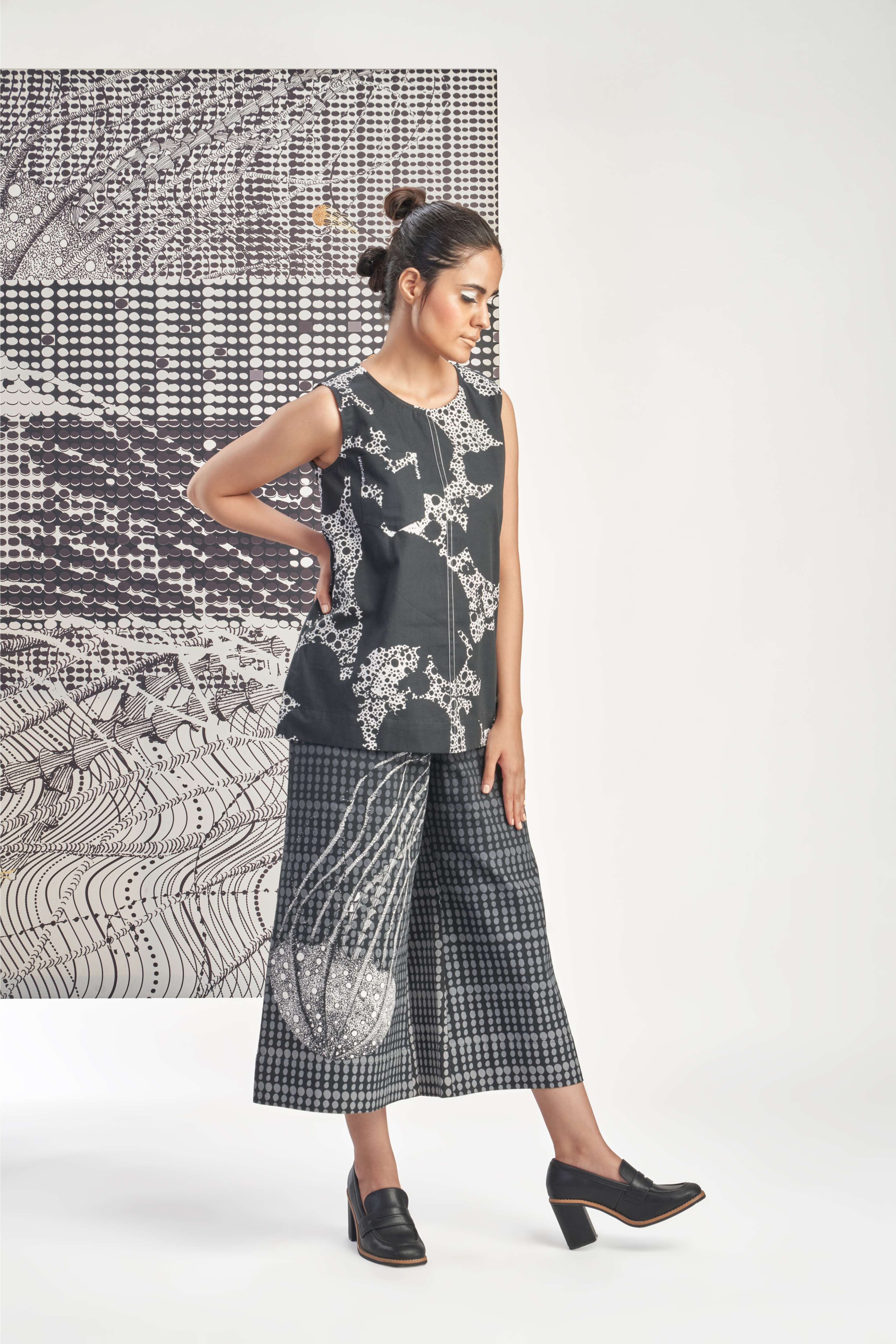 Black- Sleevelss Top