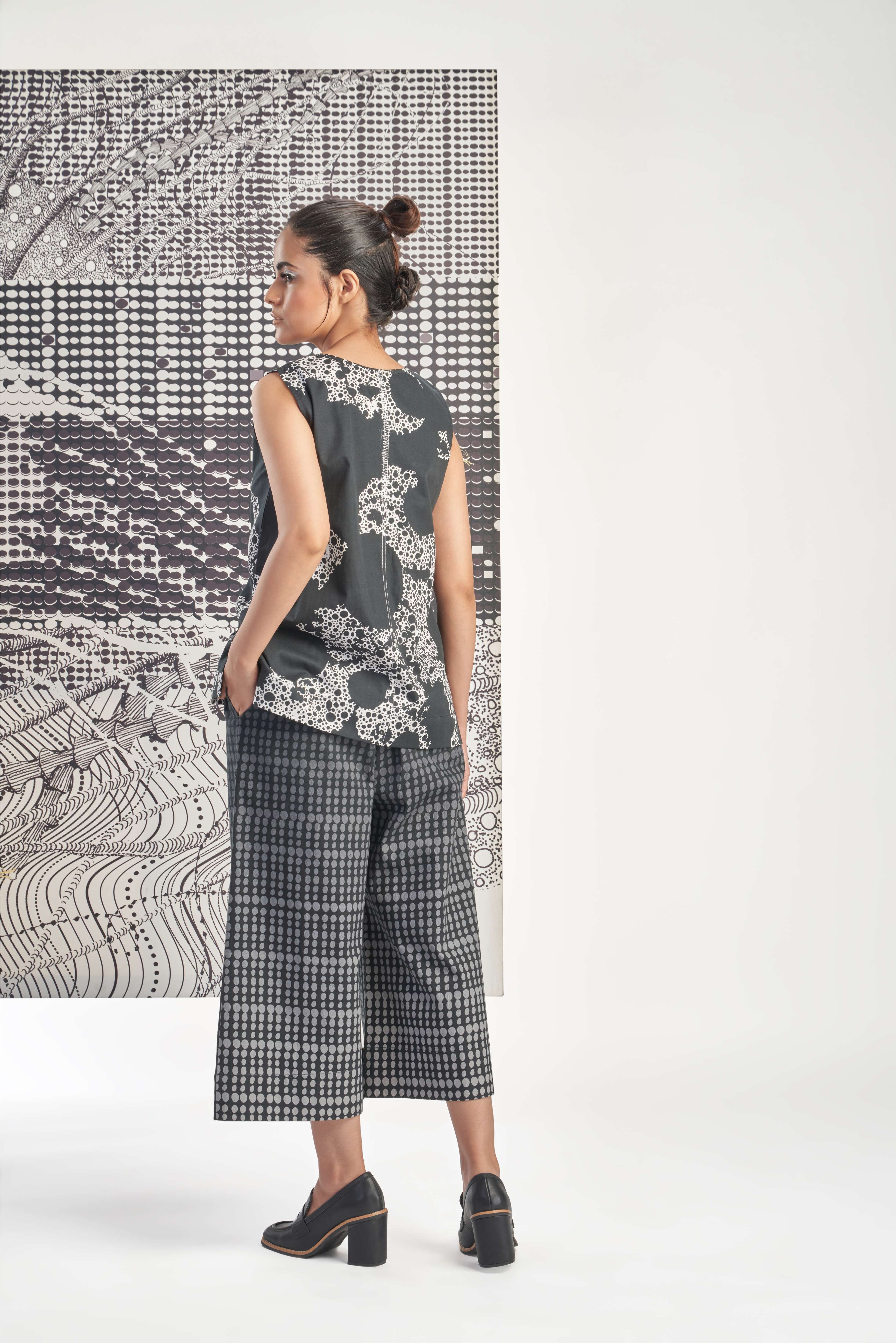 Black- Sleevelss Top