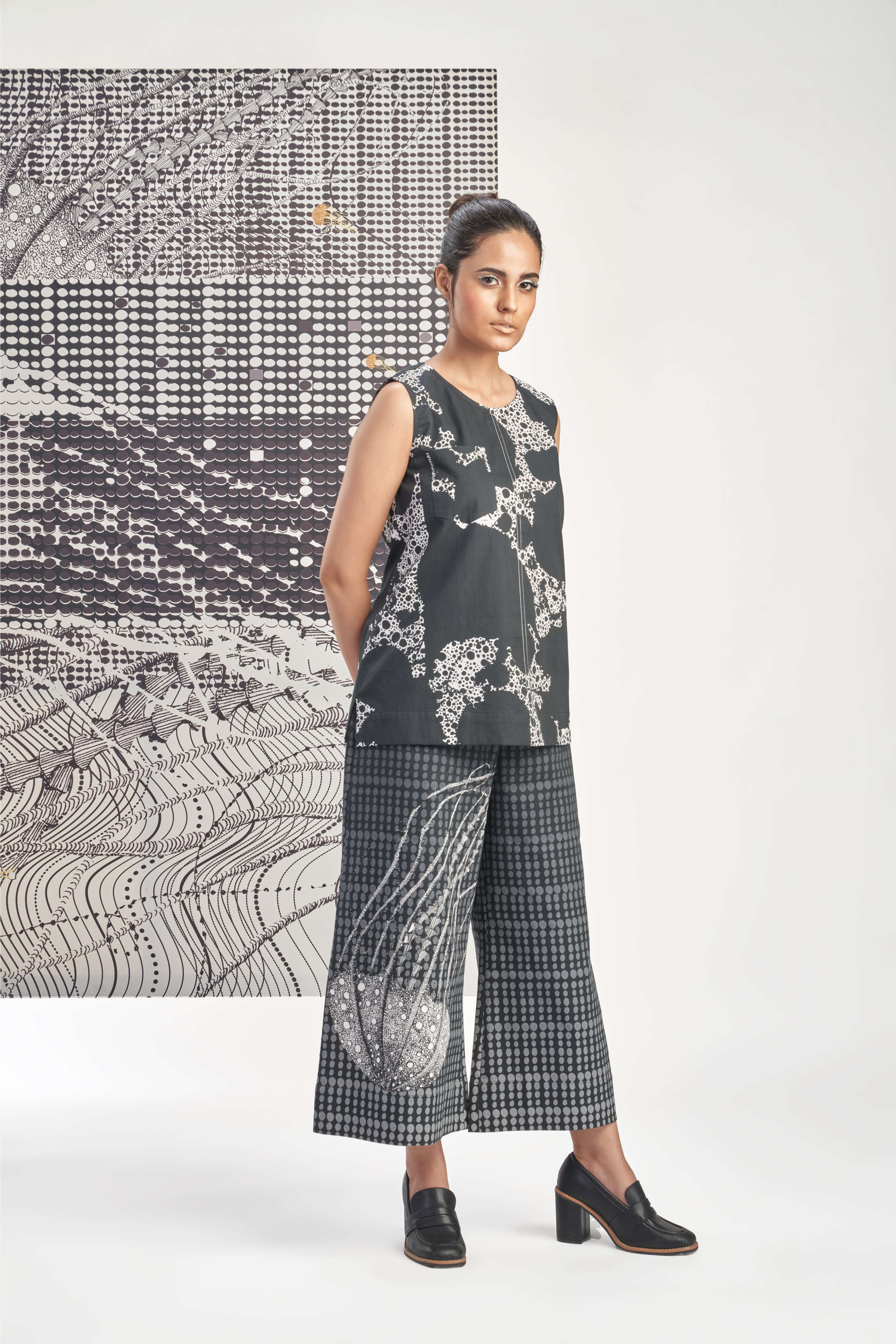 Black- Sleevelss Top