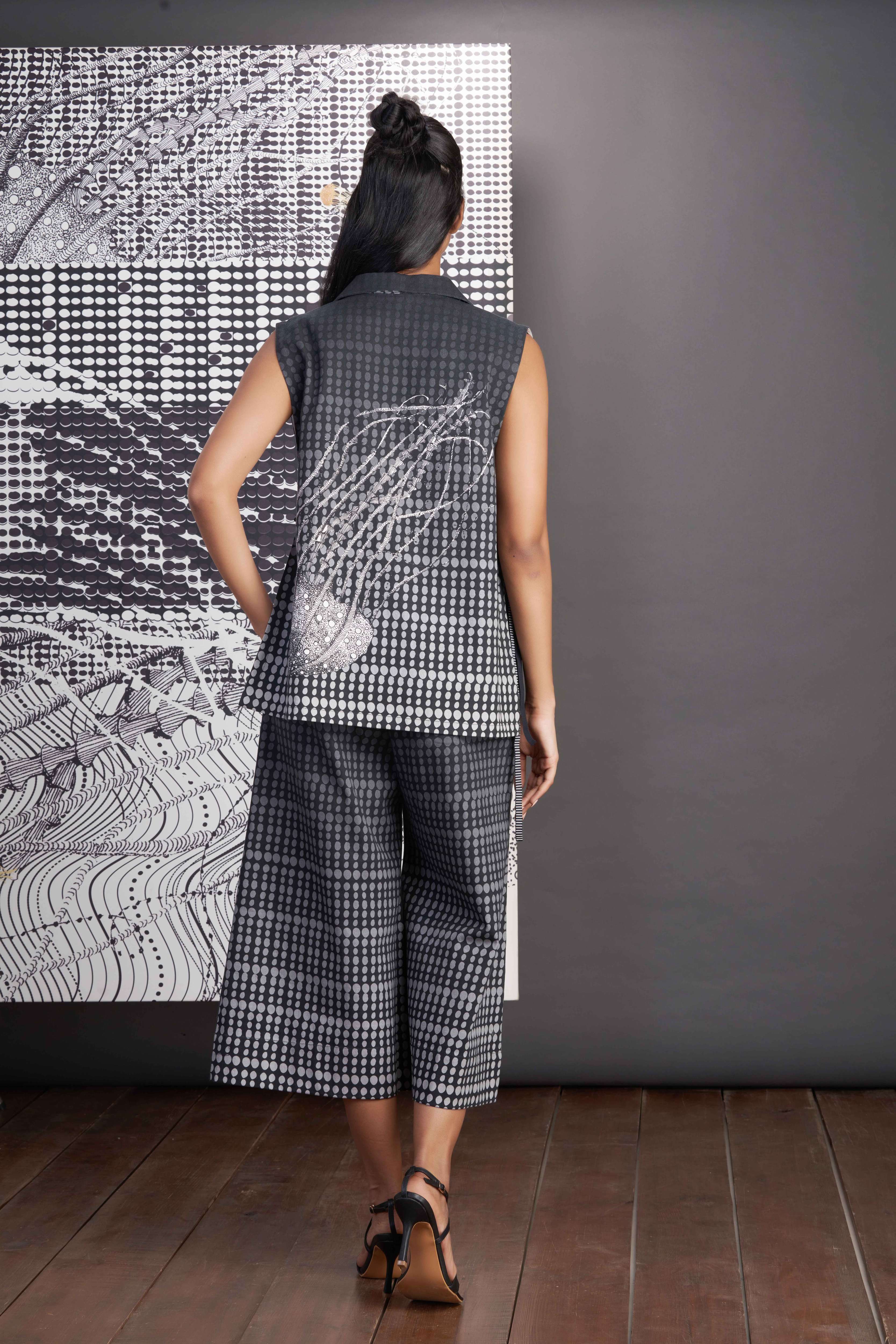 Black- Sleeveless Blazer