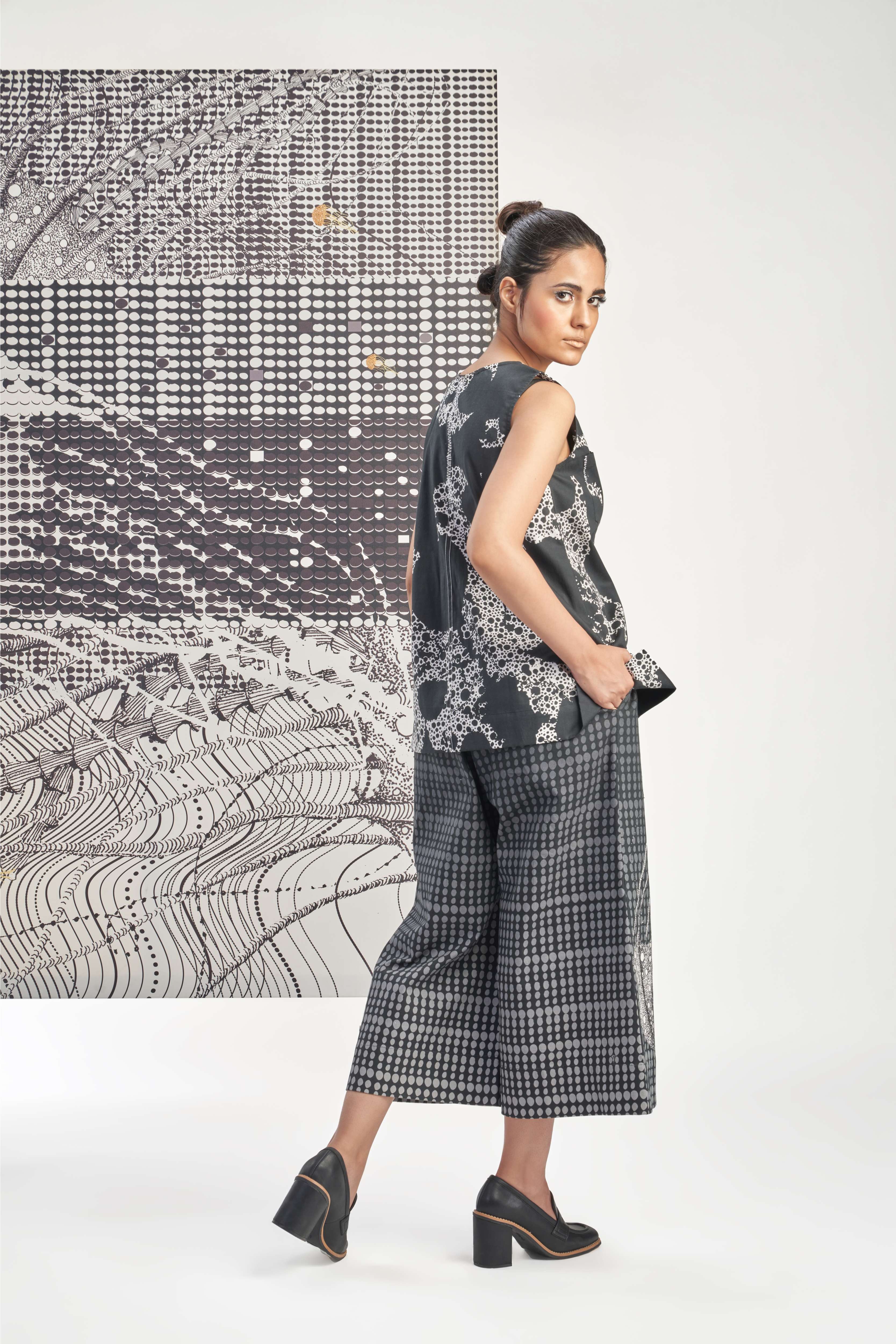 Black- Sleevelss Top