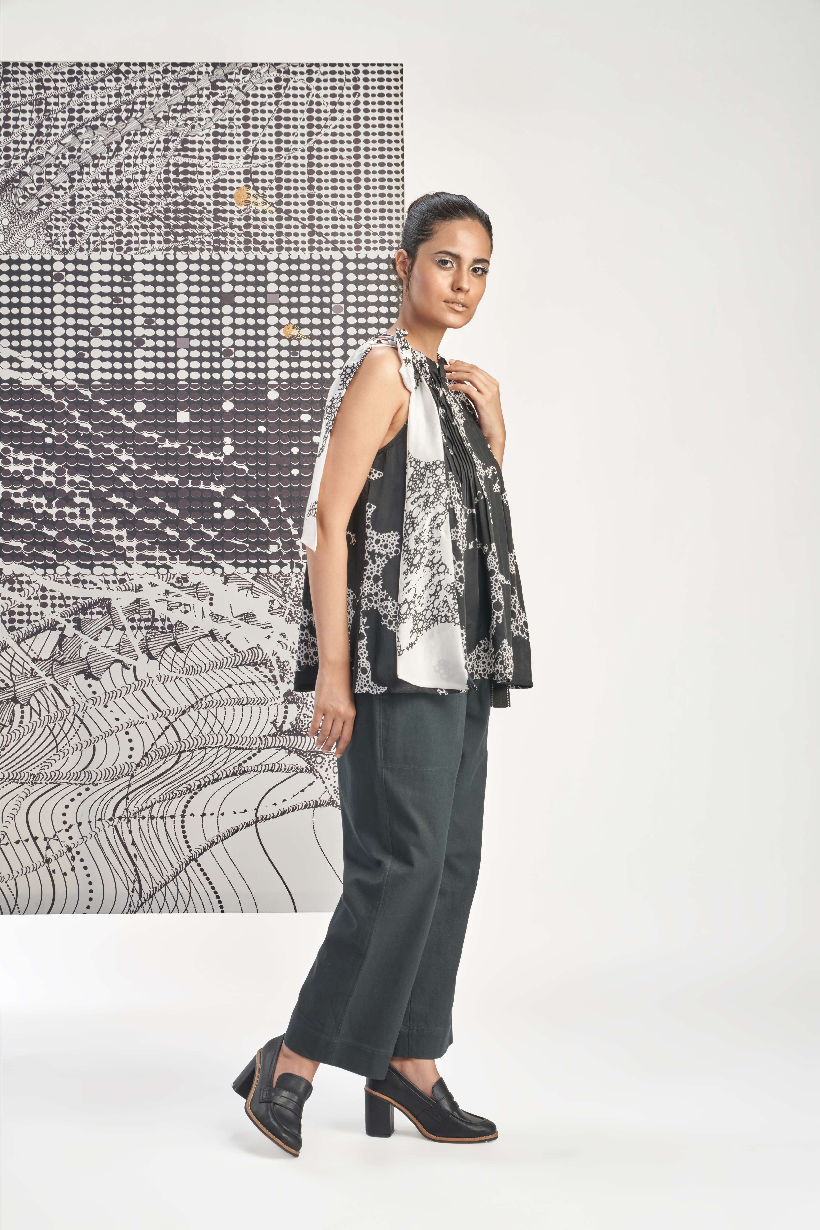 Black- Sleeveless Printed Pleated Top