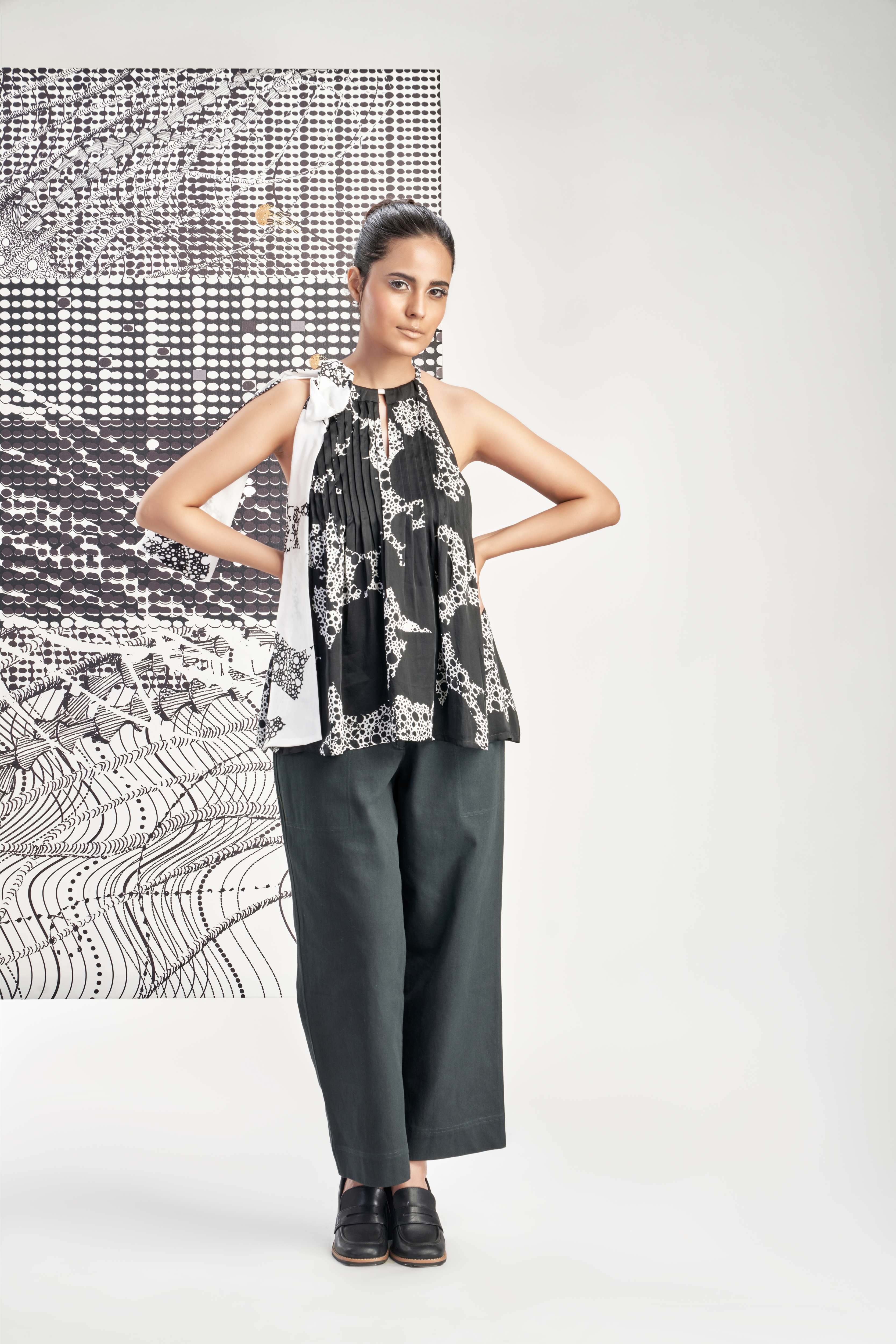 Black- Sleeveless Printed Pleated Top